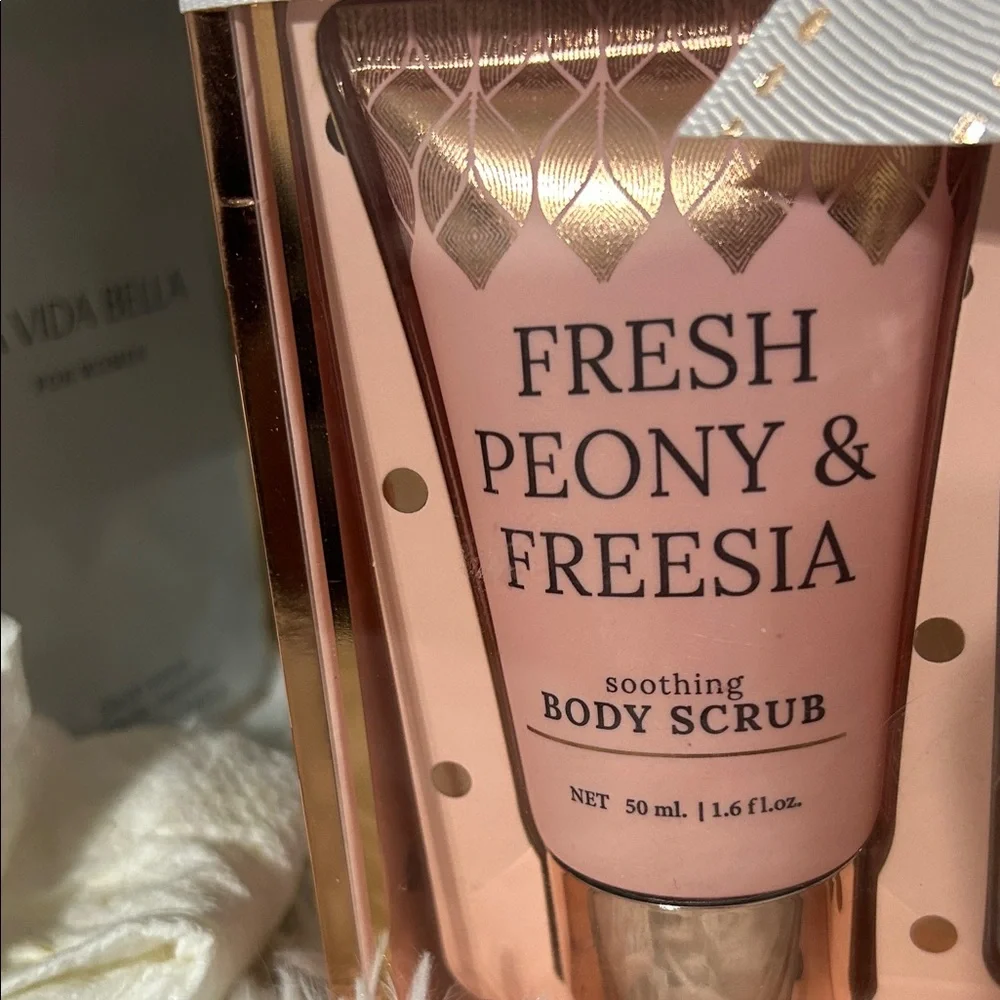 Fresh Peony & Freesia Body Wash Gift Set - Picture 4 of 7